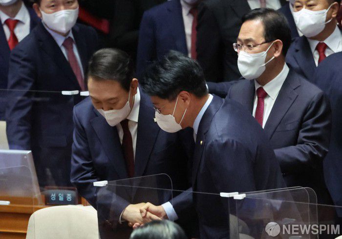 [서울=뉴스핌] 윤창빈 기자 = 윤석열 대통령이 지난해 10월 25일 오전 국회 본회의장에서 시정연설을 마친 뒤 국민의힘 장제원 의원과 악수하며 귀엣말을 하고 있다. 2022.10.25 pangbin@newspim.com
