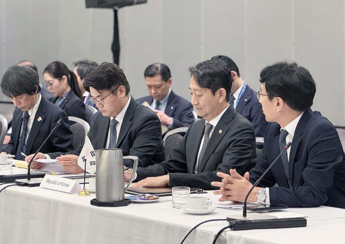 안덕근 산업통상자원부 통상교섭본부장(앞줄 오른쪽 두번째)이 13일(현지시간) 미국 샌프란시스코 메리어트 마르퀴스호텔에서 개최된 '인도태평양경제프레임워크(IPEF) 장관회의 필라1(무역)'에 참석 하고 있다. [사진=산업통상자원부] 2023.11.14 photo@newspim.com