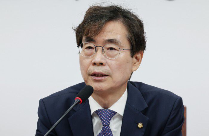 [서울=뉴스핌] 이형석 기자 = 조경태 뉴시티 프로젝트 특별위원회 위원장이 7일 오전 서울 여의도 국회에서 열린 뉴시티 프로젝트 특별위원회 1차회의에서 모두발언을 하고 있다. 2023.11.07 leehs@newspim.com