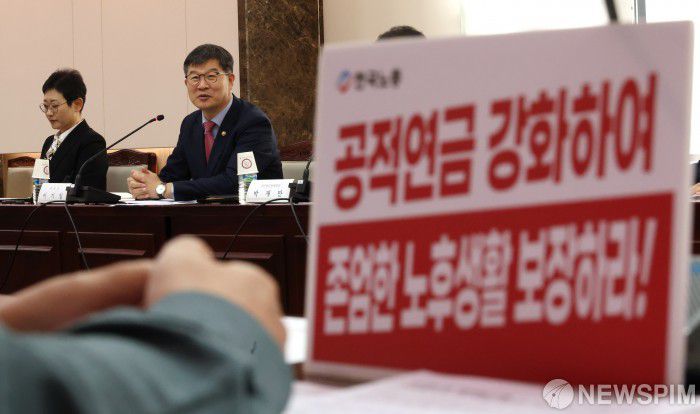 [서울=뉴스핌] 김학선 기자 = 이기일 보건복지부 1차관(위원장)이 27일 정부서울청사에서 열린 제3차 국민연금심의위원회를 주재하며 발언하고 있다. 2023.10.27 yooksa@newspim.com