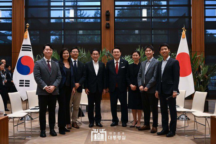 [서울=뉴스핌]   윤석열 대통령과  기시다 후미오 일본 총리가 17일(현지시간) 캘리포니아주 스탠퍼드대학교 후버연구소에서 열린 한일 스타트업 간담회에서 참석자들과 기념촬영을 하고 있다. [사진=대통령실] 2023.11.18 photo@newspim.com