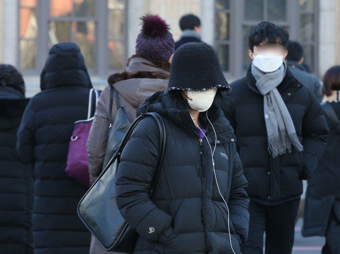 겨울철 서울 종로구 광화문네거리를 지나는 시민들의 모습 [사진=뉴스핌DB]