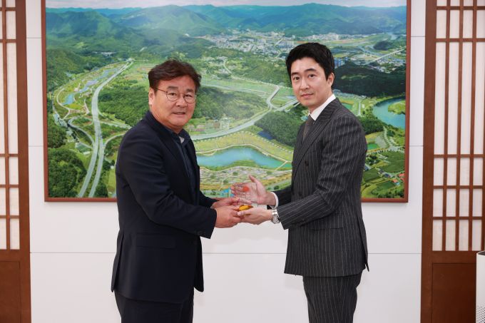 최명서 영월군수에게 SRT 어워드'국내 최고 여행지'10곳에 선정패 전달 모습.[사진=영월군] 2023.11.24 oneyahwa@newspim.com