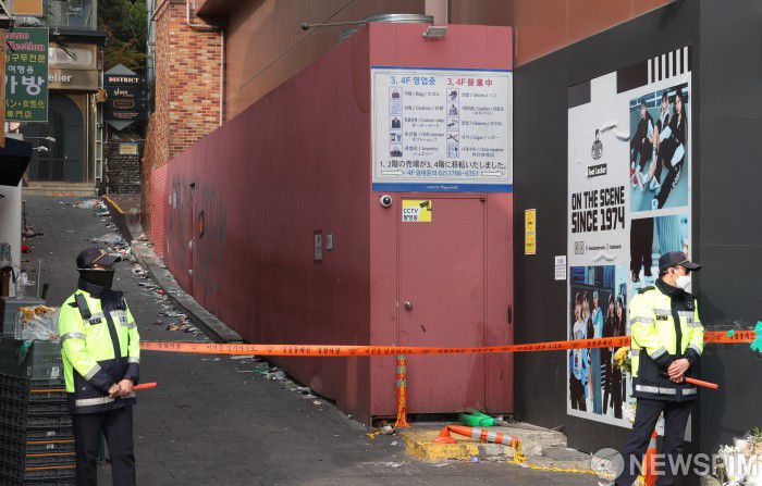 [서울=뉴스핌] 황준선 기자 = 이태원 참사를 수사하는 경찰청 특별수사본부(특수본)이 이태원 해밀톤 호텔에 대한 압수수색에 나섰다. 특수본은 해밀톤 호텔의 불법 건축물이 참사로 인한 인명피해를 키우는 데 얼만큼 작용했는지 확인할 계획이다. 사진은 9일 오후 압수수색이 진행중인 서울 용산구 해밀턴 호텔의 모습. 2022.11.09 hwang@newspim.com