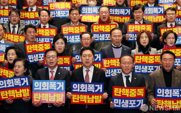 [서울=뉴스핌] 이형석 기자 = 김기현 국민의힘 대표와 윤재옥 원내대표를 비롯한 의원들이 1일 오후 서울 여의도 국회에서 열린 국회의장 사퇴촉구 및 의회폭거 규탄대회에서 피켓을 들고 구호를 외치고 있다. 2023.12.01 leehs@newspim.com