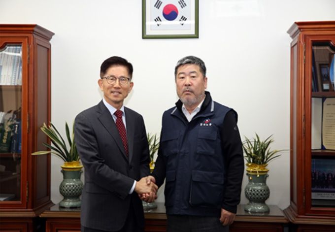 김문수 한국노총 위원장이 지난 2월 21일 오전 서울 중구 경제사회노동위원회(경사노위)를 찾아 김문수 위원장과 회동했다. [사진=경사노위 제공]