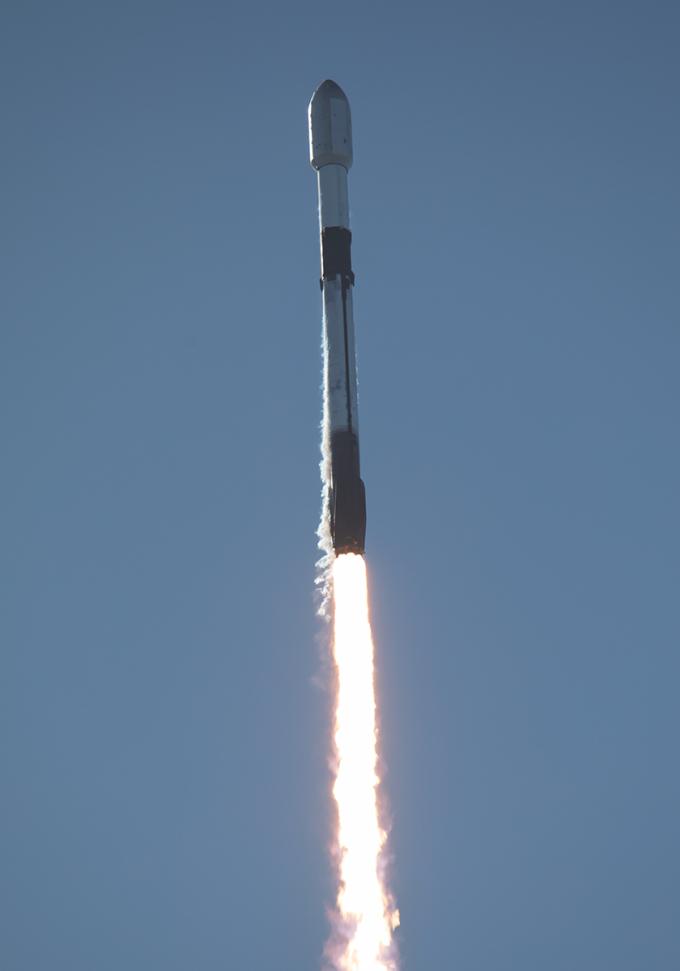 한국군 군사정찰위성 1호기인 '425사업 1호 전자광학(EO)/적외선 열상(IR)' 위성이 한국시간으로 12월 2일 새벽 3시19분에 성공적으로 발사돼 우주궤도에 진입했다. [사진=스페이스X]