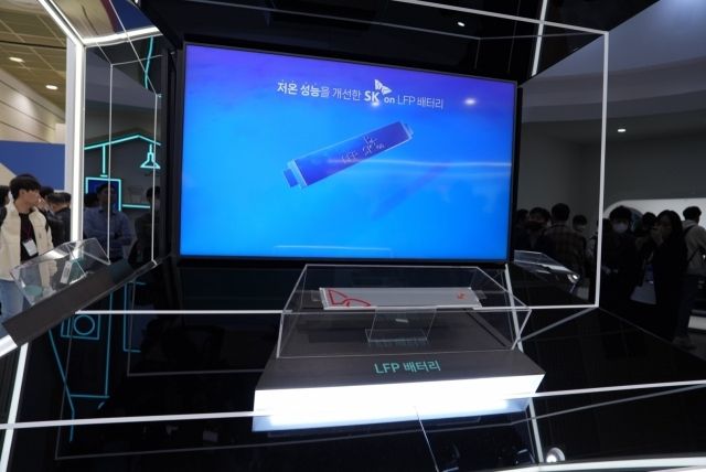2023 인터배터리에서 공개된 SK온의 전기차용 LFP 배터리. [사진=SK온]