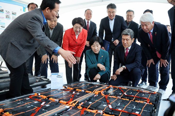 5일 포항블루밸리 국가산단서 열린 '전기차 배터리 자원순환 클러스터' 착공식에서 한화진 환경부장관과 이달희 경북도 경제부지사, 이강덕 포항시장이 설명을 듣고 있다.[사진=포항시]2023.12.06 nulcheon@newspim.com