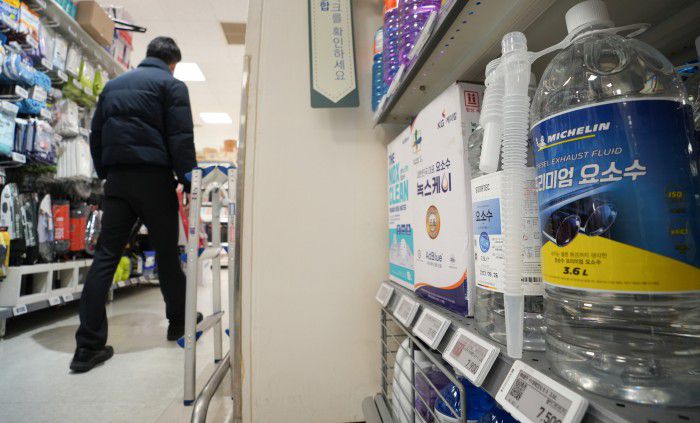 [서울=뉴스핌] 최지환 기자 =  중국 당국이 한국으로 보내는 요소 수출을 제한하고 있는 5일 오후 서울의 한 대형마트에 요소수가 진열돼 있다. 2023.12.05 choipix16@newspim.com