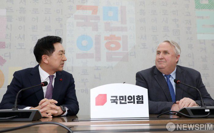 [서울=뉴스핌] 이형석 기자 = 김기현 국민의힘 대표(왼쪽)와 인요한 혁신위원장이 6일 국회 당대표실에서 만나 대화하고 있다. 2023.12.06 leehs@newspim.com