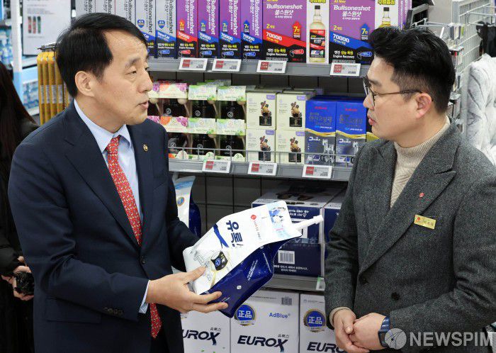 [서울=뉴스핌] 이호형 기자 = 장영진 산업통상자원부 제1차관(왼쪽)이 6일   오후 서울 잠실 롯데마트 월드타워점에서 요소수 공급 현장점검을 하고 있다. 2023.12.06 leemario@newspim.com