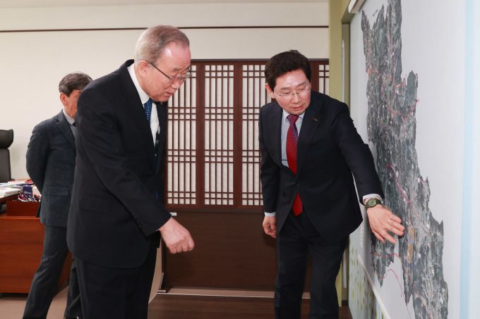 이상일 용인특례시장이 시장실에서 반기문 전 UN사무총장과 환담을 나누며 용인시의 비전에 대해 설명하고 있다.[사진=용인시]