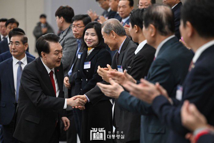 [서울=뉴스핌]윤석열 대통령이 6일 부산 동구 부산항국제전시컨벤션센터에서 열린 '부산시민의 꿈과 도전 간담회'에서 참석자들과 악수하며 인사하고 있다. [사진=대통령실] 2023.12.06 photo@newspim.com