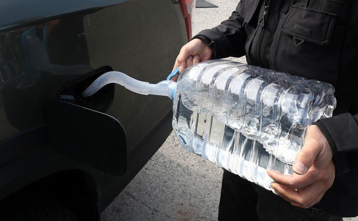 [서울=뉴스핌] 정일구 기자 = 중국 세관이 한국으로의 요소 수출 통관을 돌연 보류하면서 '요소수 대란' 재발 우려가 나오는 가운데 5일 오후 서울 서초구 만남의광장 주유소에서 한 시민이 차량에 요소수를 넣고 있다. 2023.12.05 mironj19@newspim.com