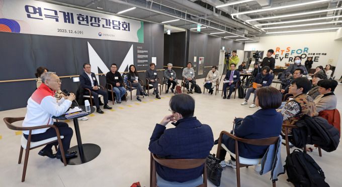 [서울=뉴스핌] 양진영 기자 = 유인촌 문화체육관광부 장관이 6일 서울 서대문구 모두예술극장에서 연극 연출가와 배우를 비롯한 (사)한국연극협회, (사)한국소극장협회 등 관련 단체장들을 만나 연극계 현안을 논의하고 있다. [사진=문화체육관광부] 2023.12.06 jyyang@newspim.com