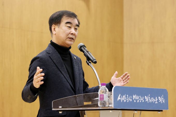 염종현 경기도의회 의장이 6일 의회 1층 대회의실에서 열린 올해 마지막 월례조회에서 지방의회법 제정의 시급성을 역설했다. [사진=경기도의회]