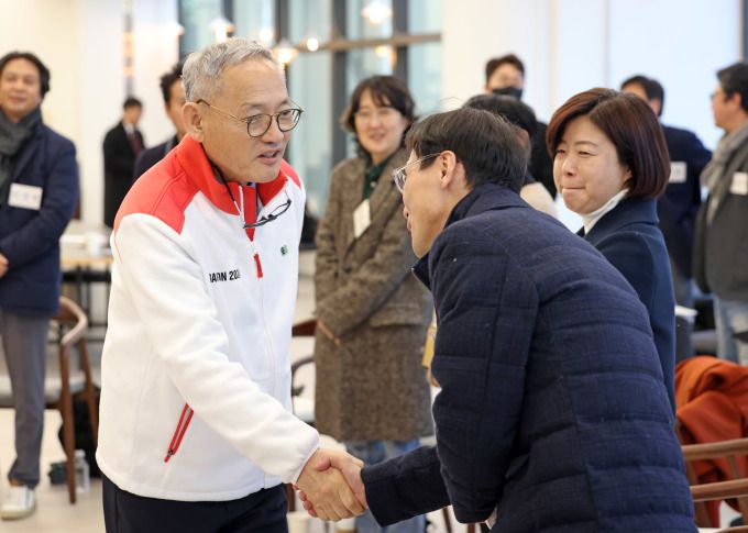 [서울=뉴스핌] 양진영 기자 = 유인촌 문화체육관광부 장관이 6일 서울 서대문구 모두예술극장에서 연극 연출가와 배우를 비롯한 (사)한국연극협회, (사)한국소극장협회 등 관련 단체장들을 만나 인사를 나누고 있다. [사진=문화체육관광부] 2023.12.06 jyyang@newspim.com