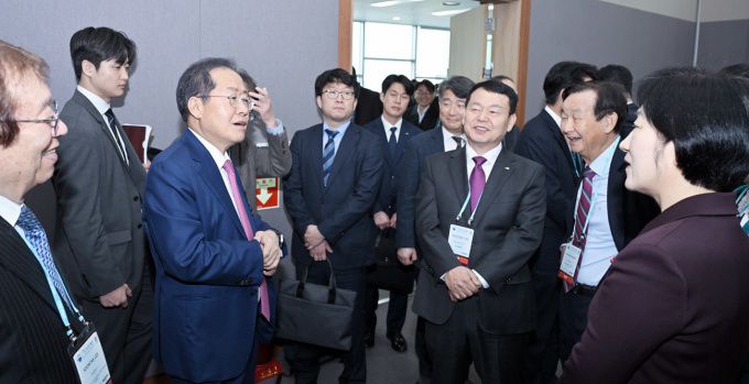 6일 대구 엑스코에서 개최된 국내 최대 물 축제인 '대한민국 국제물주간 2023' 행사에서 홍준표 시장이 참가국 관계자들과 환담을 나누고 있다.[사진=대구시]2023.12.06 nulcheon@newspim.com