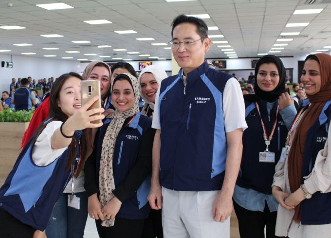 이재용 회장은 사내에서도 주목도가 높아지고 있다. 사진은 이 회장이 지난 10월 이집트 중부 베니수에프주에 위치한 삼성전자 TV·모바일 공장을 찾아 근무 중인 임직원들과 셀카를 찍고 있는 모습. [사진=삼성전자]