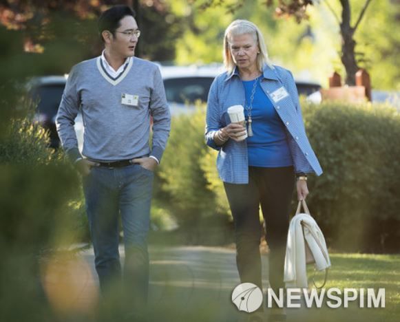 지난 2014년 이재용 회장(사진 왼쪽)이 지니 로메티 IBM 최고경영자(오른쪽)와 선밸리 컨퍼런스에서 따로 만나 대화를 나누고 있다. 당시 이 회장은 언더아머의 폴로셔츠를 입은 모습이 취재진 카메라에 포착돼 화제가 됐다. [사진=뉴스핌DDB]