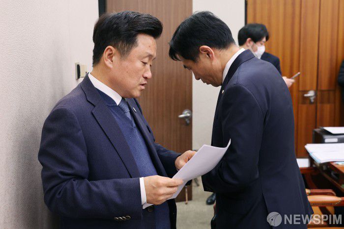 실거주 의무 폐지를 담은 주택법 개정안 여야 이견으로 문턱을 넘지 못하면서 국회 임기 내 통과가 불투명해졌다. 김민기 위원장(오른쪽)과 최인호 야당 간사가 서울 여의도 국회에서 열린 국토교통위원회의 전체회의에서 대화를 나누고 있다. [사진=뉴스핌DB]