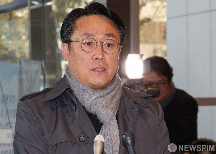 [서울=뉴스핌] 양윤모 기자 =  강도형 해양수산부 장관 후보자가 7일 오전  서울 마포구 국립수산물품질관리원 서울지원으로 첫 출근하며 취재진의 질문에 답하고 있다.    윤석열 정부 2기 내각 해양수산부 장관 후보자인 강도형 한국해양과학기술원(KIOST)장은 '해양과학 전문 연구원' 출신으로 미세조류를 포함한 해양바이오 분야 전문가이며 한국해양연구원,제주특성연구센터장, 제주연구소장 등 주요 보직을 역임했다. 강 후보자는 1970년 제주특별자치도 서귀포시 성산읍 출신으로, 인하대 해양학과를 졸업 제주대에서 해양생물 석·박사 학위를 취득했다.  2023.12.07 yym58@newspim.com