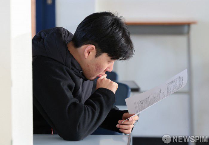 [서울=뉴스핌] 사진공동취재단 = 2024학년도 대학수학능력시험(수능) 성적표 배부일인 8일 오전 서울 종로구 경복고등학교에서 3학년 학생들이 성적을 확인하고 있다. 2023.12.08 photo@newspim.com