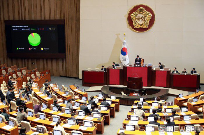 [서울=뉴스핌] 이형석 기자 = 김진표 국회의장이 8일 오후 서울 여의도 국회에서 열린 제410회 국회(정기회) 제14차 본회의에서 대법원장(조희대) 임명동의안을 가결 하고 있다. 2023.12.08 leehs@newspim.com