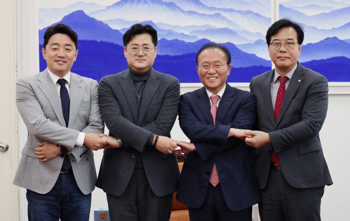 [서울=뉴스핌] 이형석 기자 = 윤재옥 국민의힘(오른쪽 두번째)·홍익표 더불어민주당 원내대표(왼쪽 두번째)가 7일 오후 서울 여의도 국회에서 열린 예산안 2+2 협의체 회의에서 서로의 손을 잡고 기념촬영을 하고 있다.왼쪽부터 더불어민주당 강훈식 의원, 홍익표 원내대표, 국민의힘 윤재옥 원내대표, 송언석 의원. 2023.12.07 leehs@newspim.com
