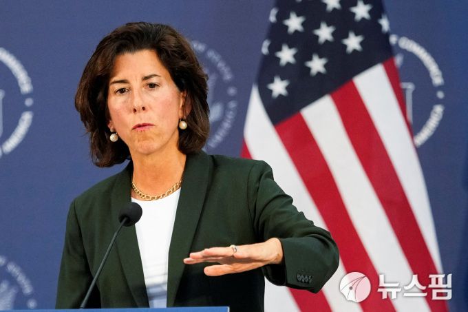 지난 8월 30일 중국 상하이에서 기자회견하는 지나 러몬도 미국 상무장관의 모습. [사진=로이터 뉴스핌]