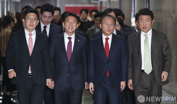 [서울=뉴스핌] 이형석 기자 = 윤재옥 국민의힘 당대표 권한대행(오른쪽 두번째)이 14일 오전 서울 여의도 국회에서 열린 최고위원회의에 참석 하고 있다.  2023.12.14 leehs@newspim.com