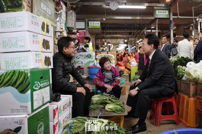 [서울=뉴스핌] 윤석열 대통령이 7일 대구 북구 칠성종합시장을 방문해 상인과 대화하고 있다. [사진=대통령실] 2023.11.07 photo@newspim.com