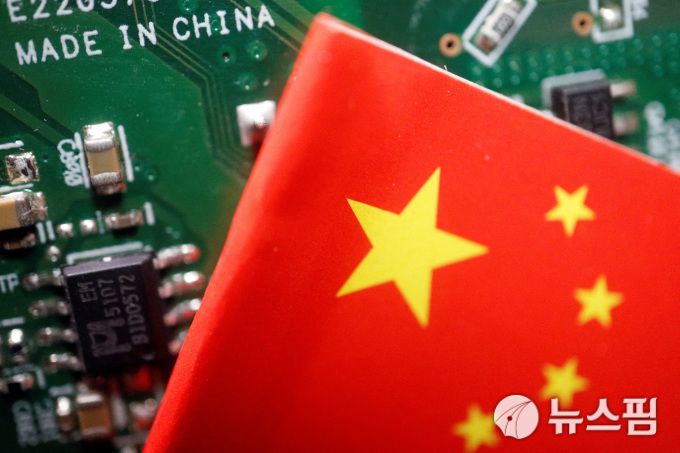중국 국기와 반도체 이미지.[이미지=로이터 뉴스핌]  2023.12.22 mj72284@newspim.com