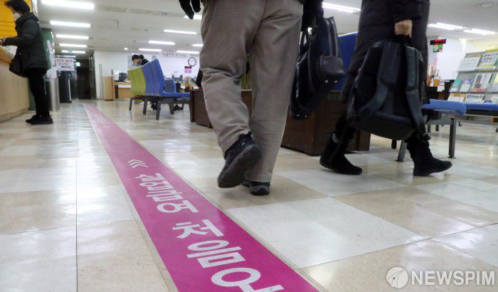 [서울=뉴스핌] 최승주 인턴기자 = 15일 오전 서울 중구 고용복지플러스센터에 방문한 시민들이 구직을 위해 상담을 기다리고 있다. 2023.02.15 seungjoochoi@newspim.com