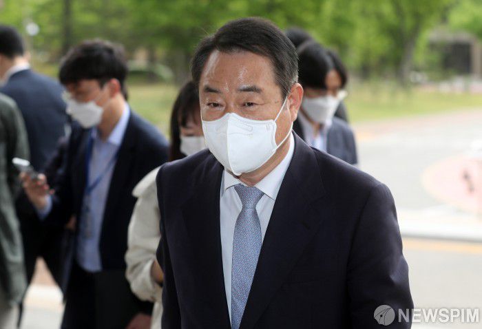 [과천=뉴스핌] 정일구 기자 = 정영환 한국법학교수회장이 29일 오전 경기 과천시 정부과천청사 법무부에서 열린 검찰총장 후보 추천위원회에 참석하고 있다. 2021.04.29 mironj19@newspim.com