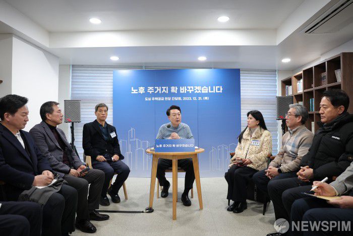 [서울=뉴스핌] 윤석열 대통령이 21일 오전 서울 중랑구 소규모주택정비 관리지역인 모아타운 사업지에서 열린 도심 주택공급 간담회에서 발언하고 있다. [사진=대통령실] 2023.12.21 photo@newspim.com