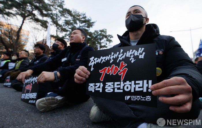 [서울=뉴스핌] 윤창빈 기자 = 전국민주노동조합총연맹 조합원들이 5일 오후 서울 여의도 국회의사당 인근에서 열린 중대재해처벌법 개악 중단 촉구 민주노총 결의대회에서 구호를 외치고 있다. 2023.12.05 pangbin@newspim.com