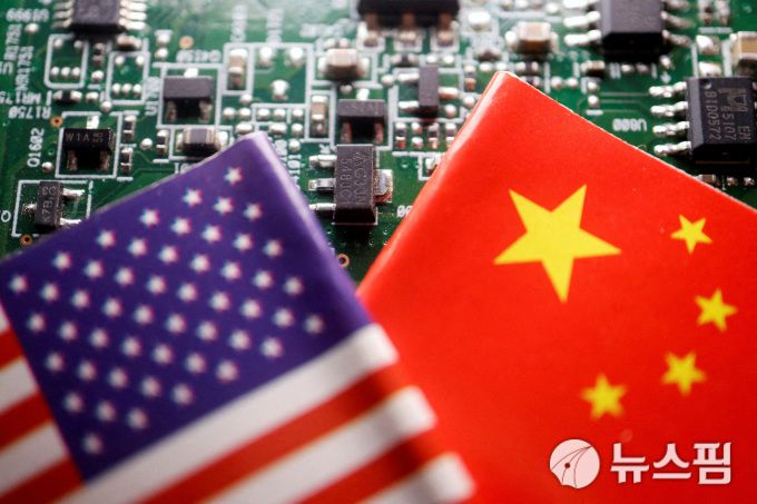반도체와 미국, 중국 국기 일러스트 이미지. [사진=로이터 뉴스핌]