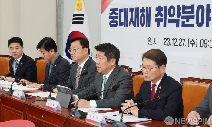 [서울=뉴스핌] 이형석 기자 = 유의동 국민의힘 정책위의장이 27일 오전 서울 여의도 국회에서 열린 중대재해 취약분야 지원대책 관련 당정협의에서 모두발언을 하고 있다. 2023.12.27 leehs@newspim.com