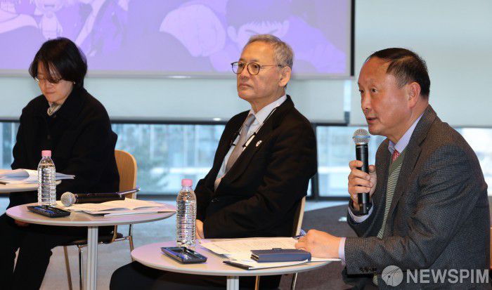 [서울=뉴스핌] 양윤모 기자 = 윤양수 콘텐츠정책국장이 유인촌 문화체육관광부장관이 참석한 가운데 23일 오전 서울 종로구 아트코리아랩에서 개최된 '만화·웹툰산업 발전방향 정책토론회'에 참석 정책을 발표하고  있다.  2024.01.23  yym58@newspim.com