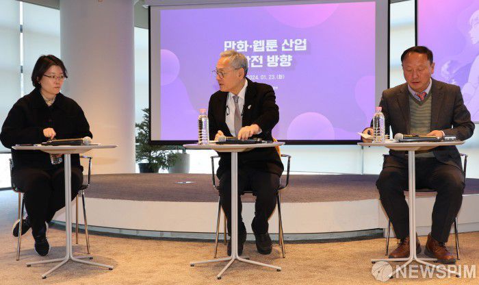 [서울=뉴스핌] 양윤모 기자 = 유인촌 문화체육관광부장관이 23일 오전 서울 종로구 아트코리아랩에서 개최된 '만화·웹툰산업 발전방향 정책토론회'에 참석 관계자와 대화하고 있다.   이자리에는 윤양수 콘텐츠정책국장,김혜수 대중문화산업과장이 참석했다. 2024.01.23  yym58@newspim.com