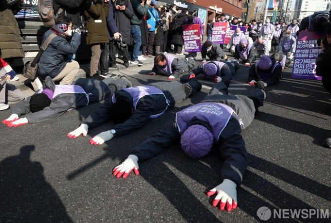 [서울=뉴스핌] 정일구 기자 = 10.29 이태원 참사 유가족과 시민단체, 4대종교인들이 29일 오후 서울 용산구 이태원 참사 현장 앞에서 용산 대통령실 방향으로 이태원 참사 특별법 공포를 촉구하는 오체투지를 하고 있다. 2024.01.29 mironj19@newspim.com