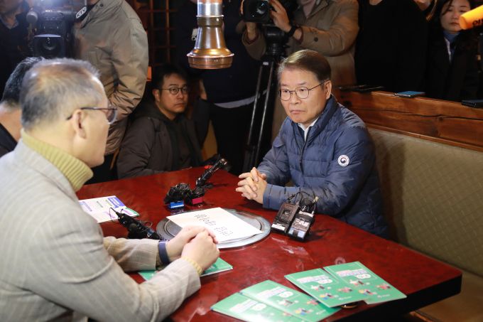 중대재해처벌법 확대 시행에 따라 이정식 고용노동부 장관이 29일 서울 명동 소재의 음식점을 방문해 상인들의 애로를 듣고 있다. [사진=고용노동부] 2024.01.29 jsh@newspim.com