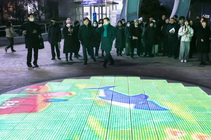 박승원 광명시장은 지난 29일 저녁 보행환경이 개선된 철산로 시범보도 조성 구간을 시민과 함께 둘러봤다. [사진=광명시]