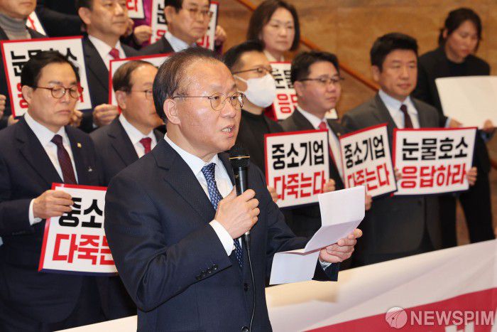 [서울=뉴스핌] 이형석 기자 = 윤재옥 국민의힘 원내대표가 1일 오후 서울 여의도 국회에서 중대재해처벌법 처리 촉구 규탄대회에서 발언을 하고 있다. 2024.02.01 leehs@newspim.com