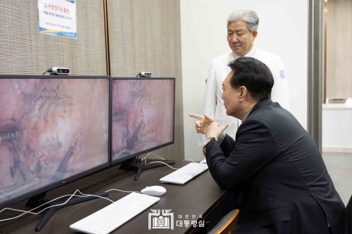 [서울=뉴스핌]윤석열 대통령이 1일 경기 성남 분당서울대학교병원 헬스케어혁신파크에서 생명과 지역을 살리는 의료개혁 주제로 열린 여덟 번째 국민과 함께하는 민생토론회에 앞서 병원 내 임상실습을 위한 스마트 시뮬레이션센터를 방문하고 있다.  [사진=대통령실] 2024.02.01 photo@newspim.com