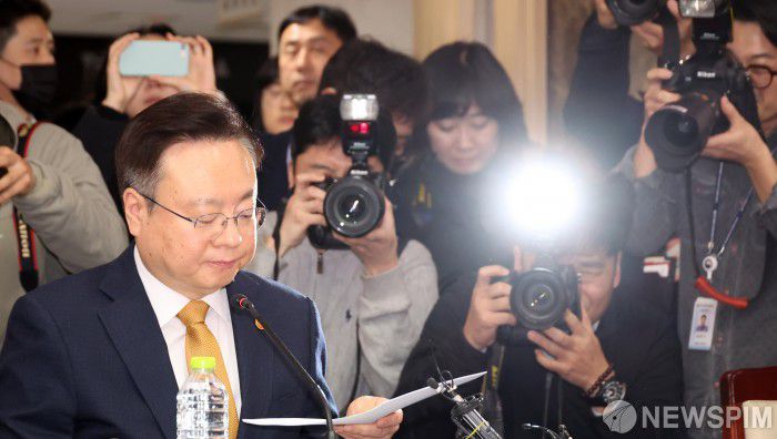 [서울=뉴스핌] 김학선 기자 = 조규홍 보건복지부 장관이 6일 정부서울청사에서 열린 2024년 제1차 보건의료정책심의위원회에 참석해 자료를 보고 있다. 이날 열린 보건의료정책심의위에서는 의과대학 입학 정원 확대 규모를 결정한다.  2024.02.06 yooksa@newspim.com