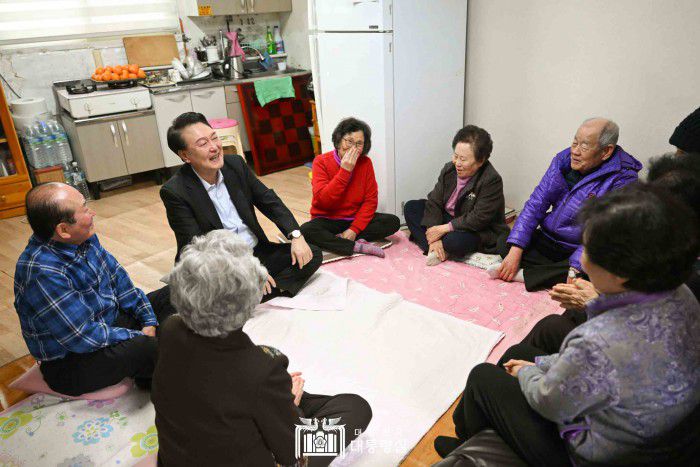 [서울=뉴스핌] 윤석열 대통령이 7일 설 명절을 맞아 서울시 강북구에 있는 미등록 경로당을 방문,어르신들과 이야기를 나누고 있다.[사진=대통령실] 2024.02.07 photo@newspim.com