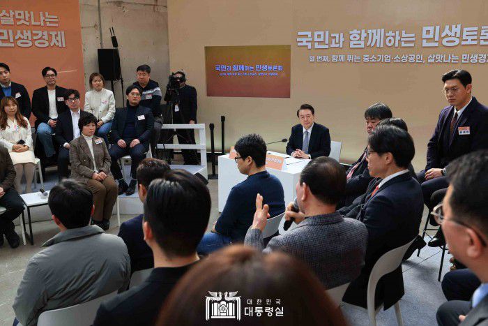 [서울=뉴스핌]윤석열 대통령이 8일  서울시 성수동 소재 복합문화공간 '레이어57'에서 '함께 뛰는 중소기업·소상공인, 살맛나는 민생경제'를 주제로 열린 열 번째 국민과 함께하는 민생토론회에서 참석자의 발언을 듣고 있다.[사진=대통령실] 2024.02.08photo@newspim.com